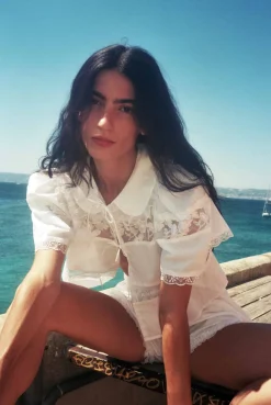 MaisonCléo Blouses|Tops>Blouse délicate en coton blanc et dentelle de Calais roses avec col