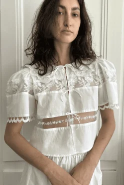 MaisonCléo Blouses|Tops>Blouse délicate en coton blanc et dentelle de Calais roses avec col II
