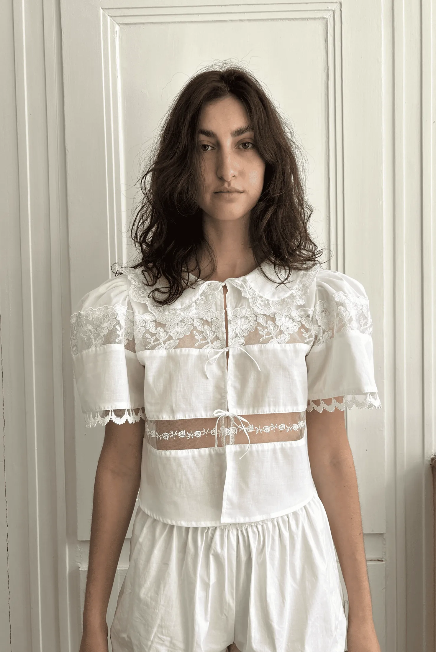 MaisonCléo Blouses|Tops>Blouse délicate en coton blanc et dentelle de Calais roses avec col II
