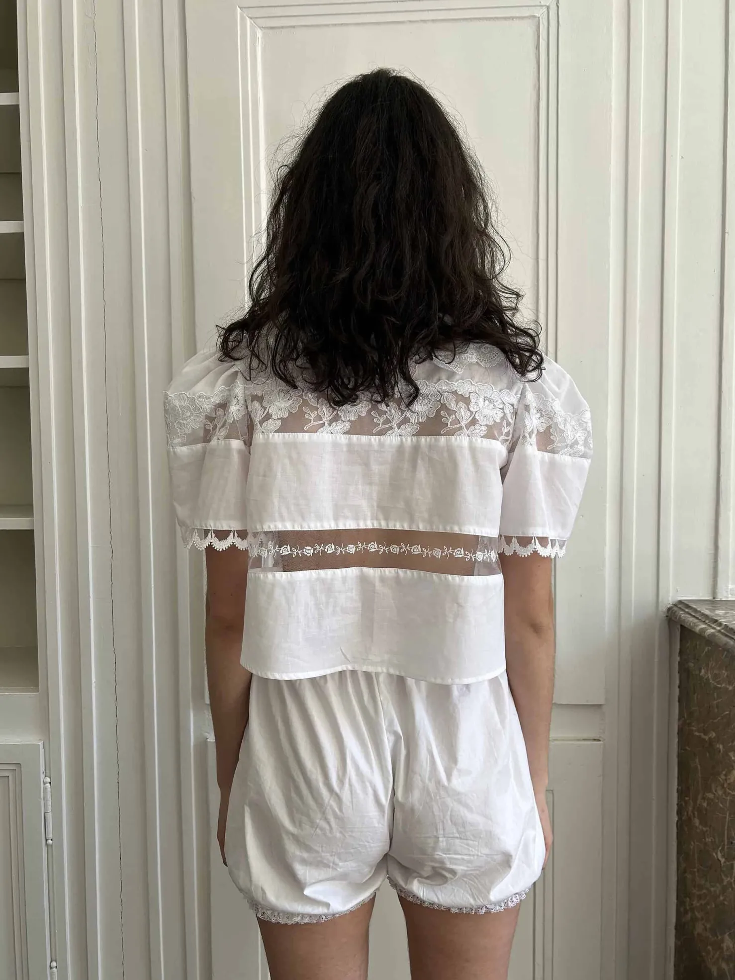 MaisonCléo Blouses|Tops>Blouse délicate en coton blanc et dentelle de Calais roses avec col II