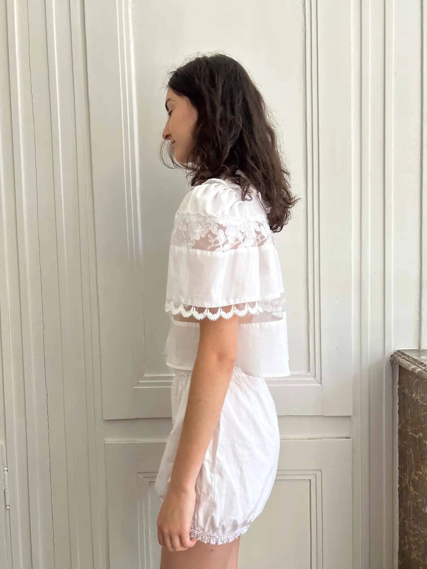 MaisonCléo Blouses|Tops>Blouse délicate en coton blanc et dentelle de Calais roses avec col II