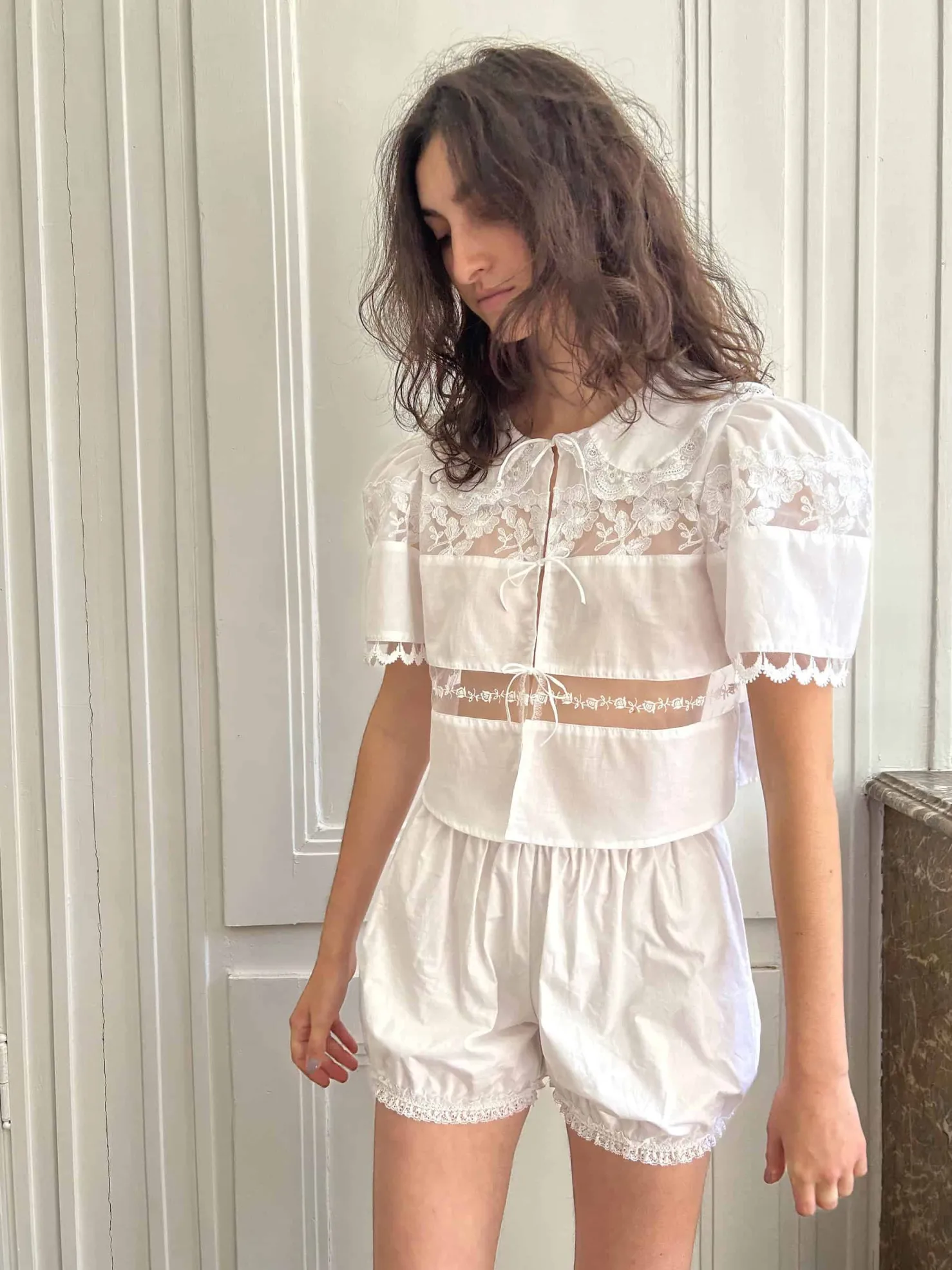 MaisonCléo Blouses|Tops>Blouse délicate en coton blanc et dentelle de Calais roses avec col II