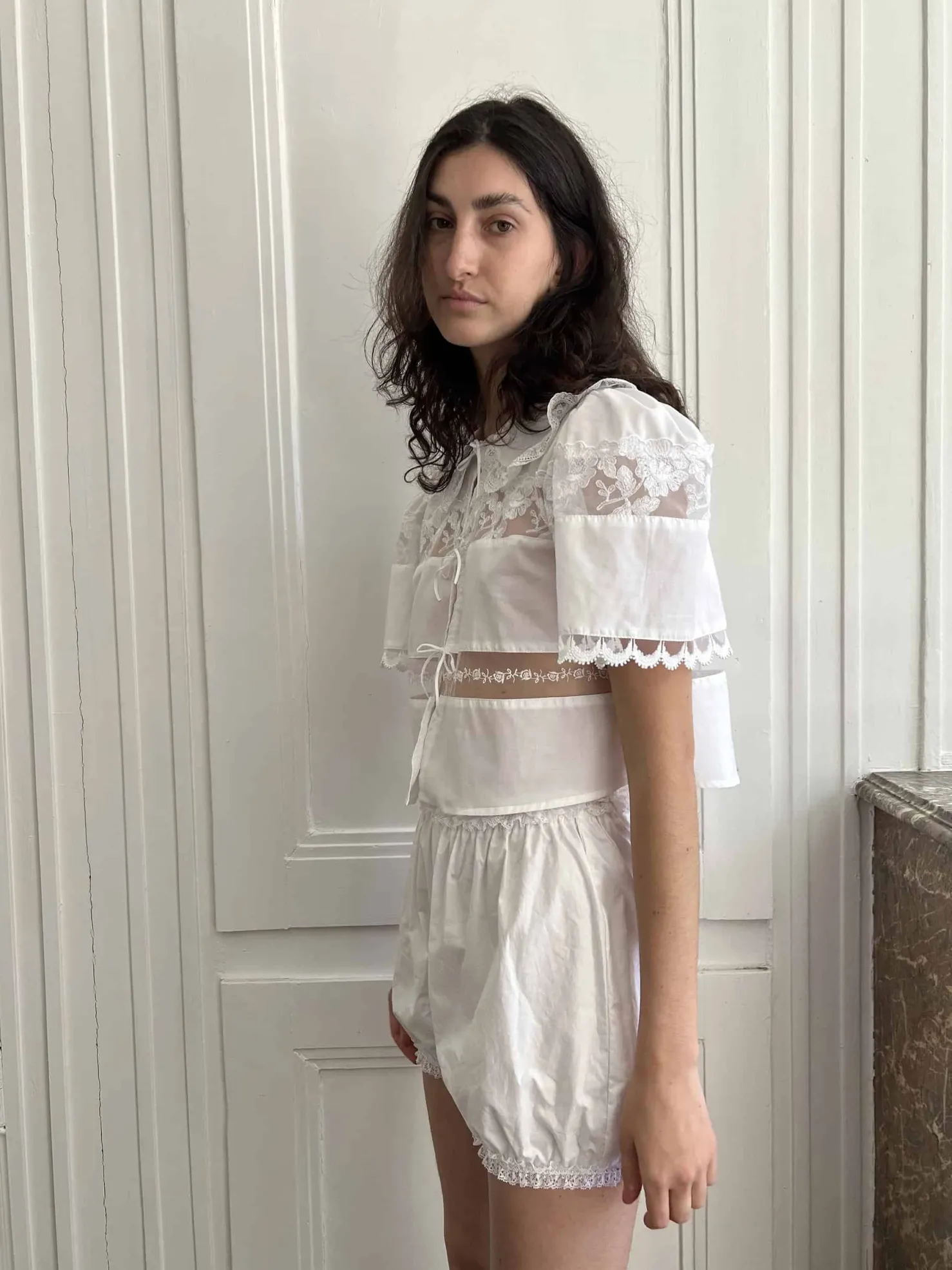 MaisonCléo Blouses|Tops>Blouse délicate en coton blanc et dentelle de Calais roses avec col II