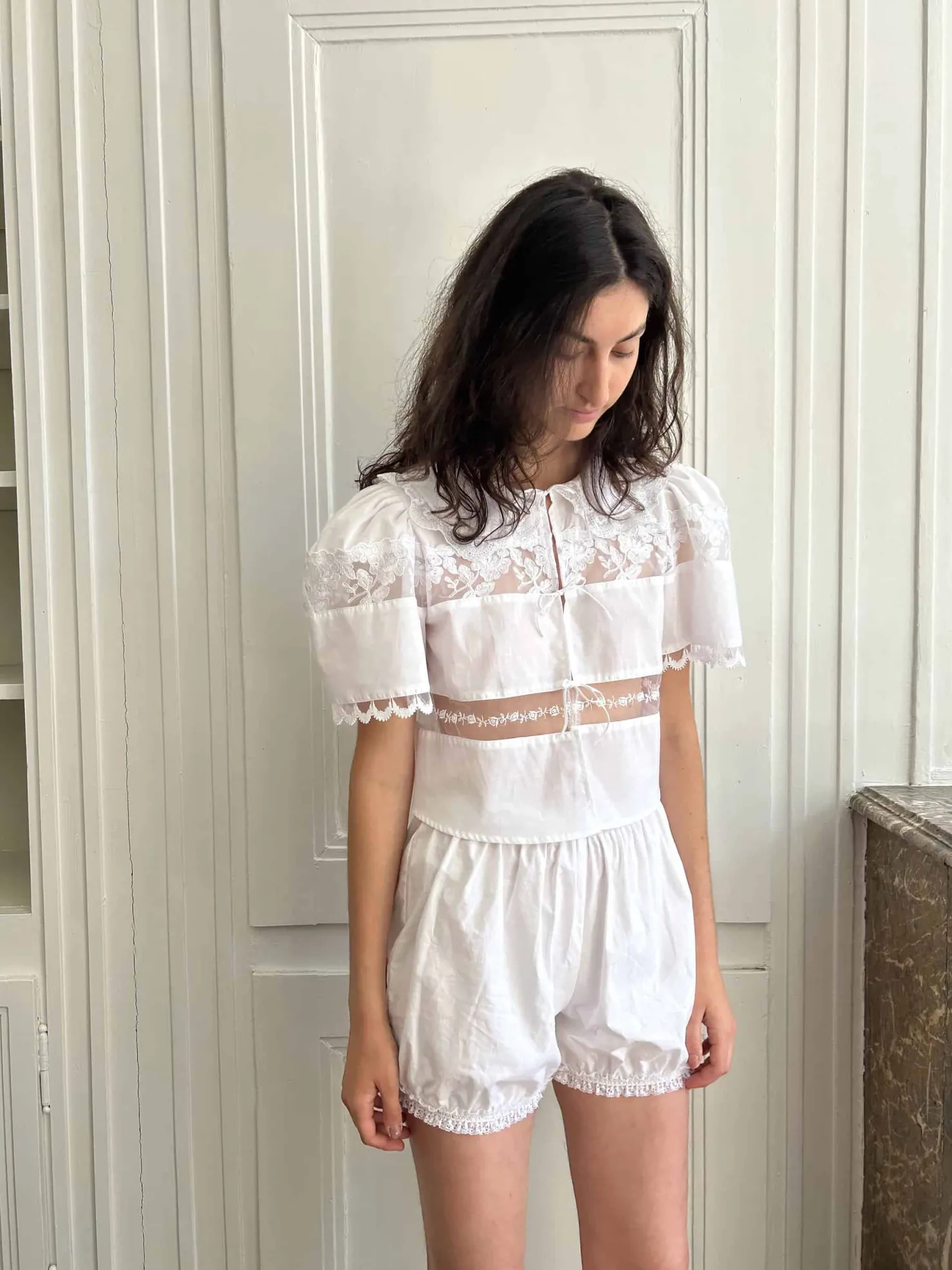 MaisonCléo Blouses|Tops>Blouse délicate en coton blanc et dentelle de Calais roses avec col II