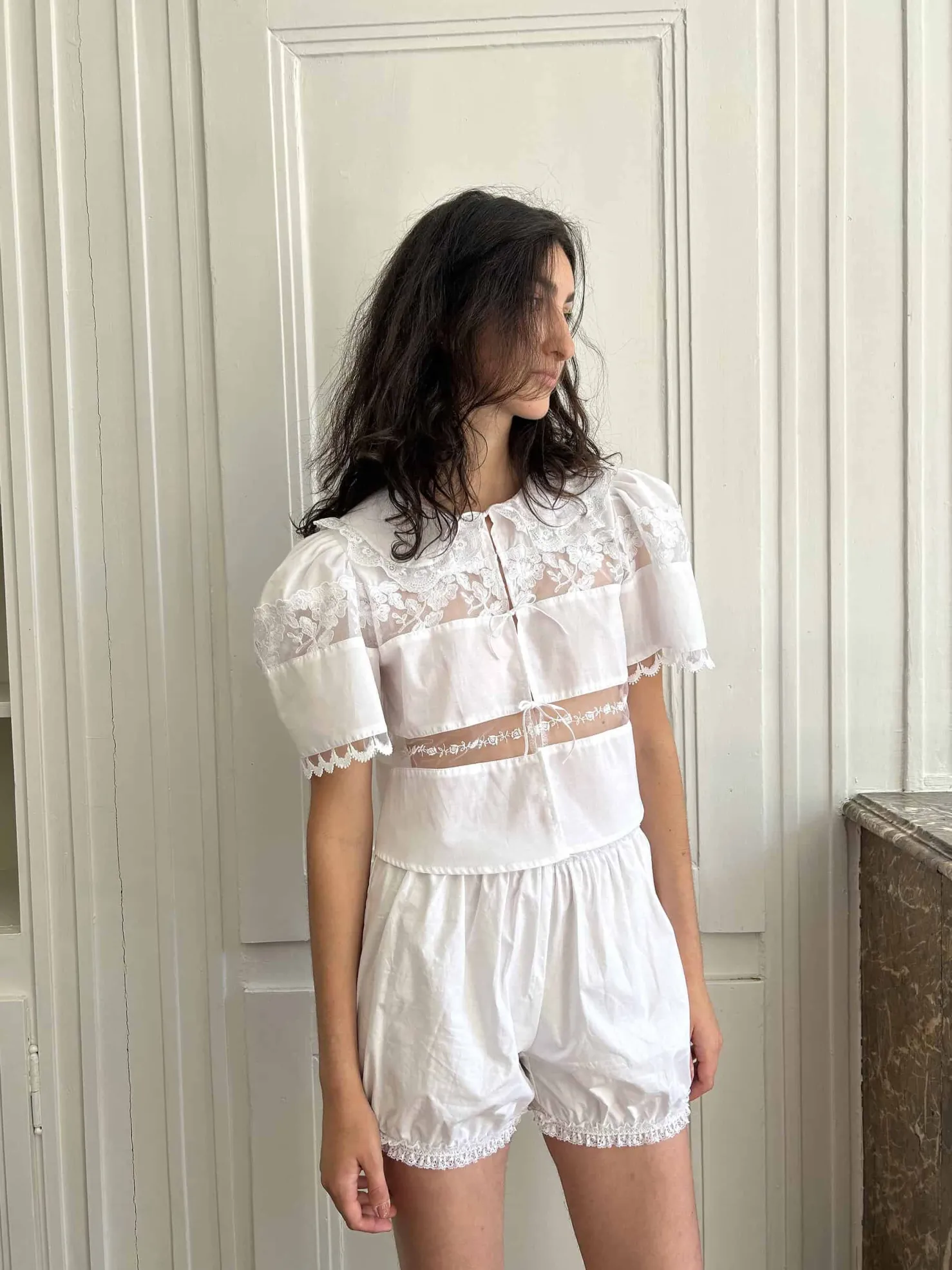 MaisonCléo Blouses|Tops>Blouse délicate en coton blanc et dentelle de Calais roses avec col II