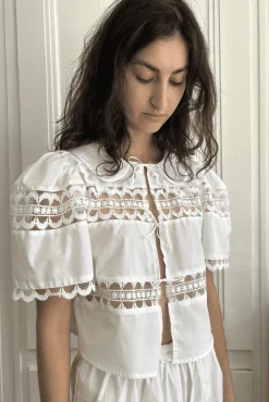 MaisonCléo Blouses|Tops>Blouse délicate en coton blanc et dentelle de Calais roses avec col III