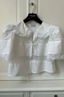 MaisonCléo Blouses|Tops>Blouse délicate en coton blanc et dentelle de Calais roses avec col version VII