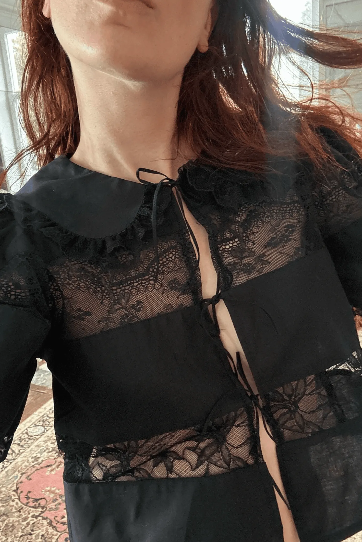 MaisonCléo Blouses|Tops>Blouse délicate en coton noir et dentelle de Calais roses avec col VI