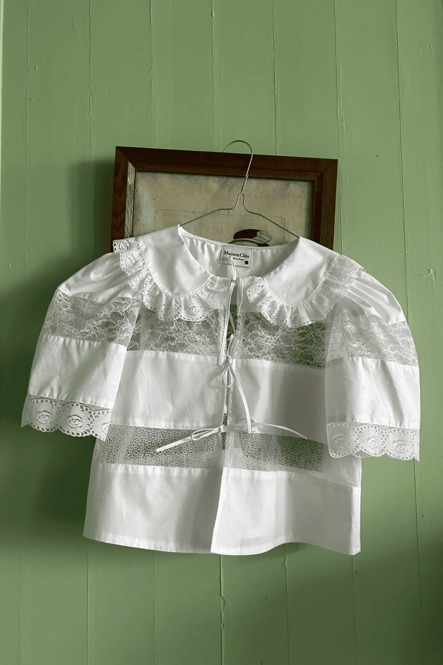 MaisonCléo Blouses|Tops>Blouse délicate en coton noir et dentelle de Calais roses avec col VI
