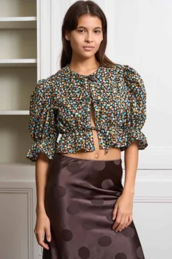 MaisonCléo Blouses>Blouse en coton fleurie sur fond noir ANGELE