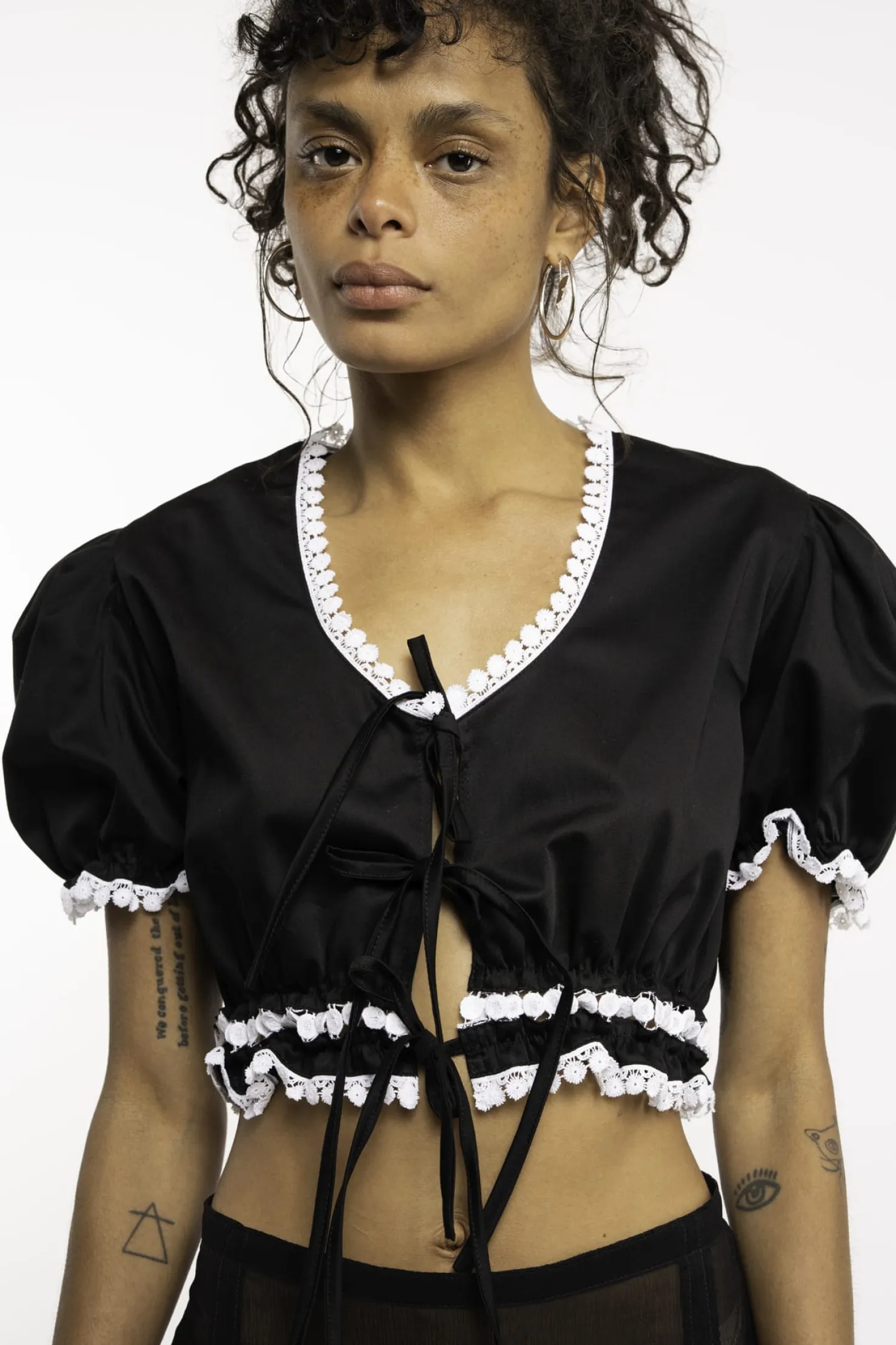 MaisonCléo Blouses>Blouse en coton noir brodée avec des marguerites