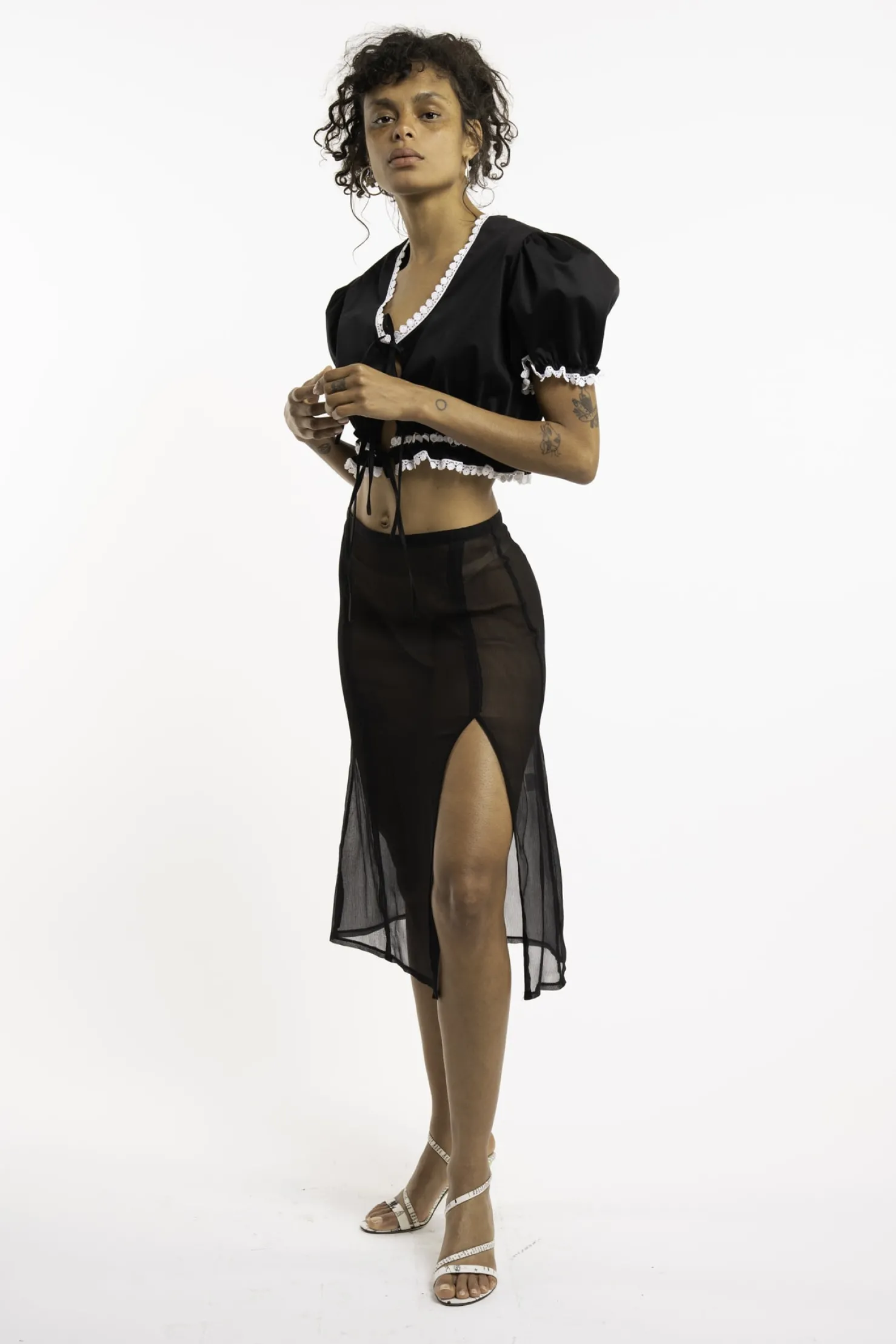 MaisonCléo Blouses>Blouse en coton noir brodée avec des marguerites