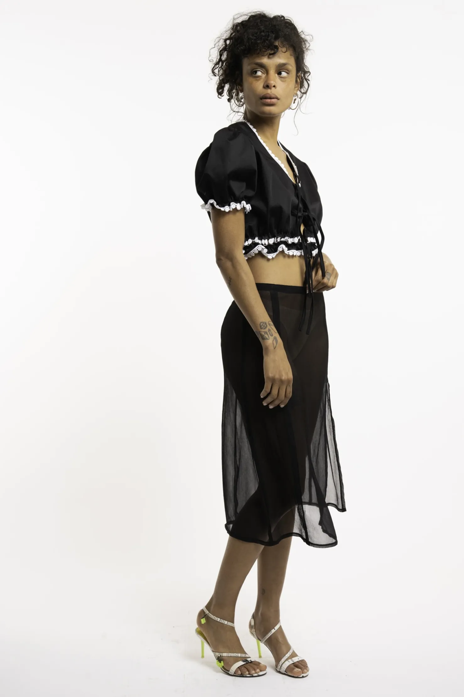 MaisonCléo Blouses>Blouse en coton noir brodée avec des marguerites