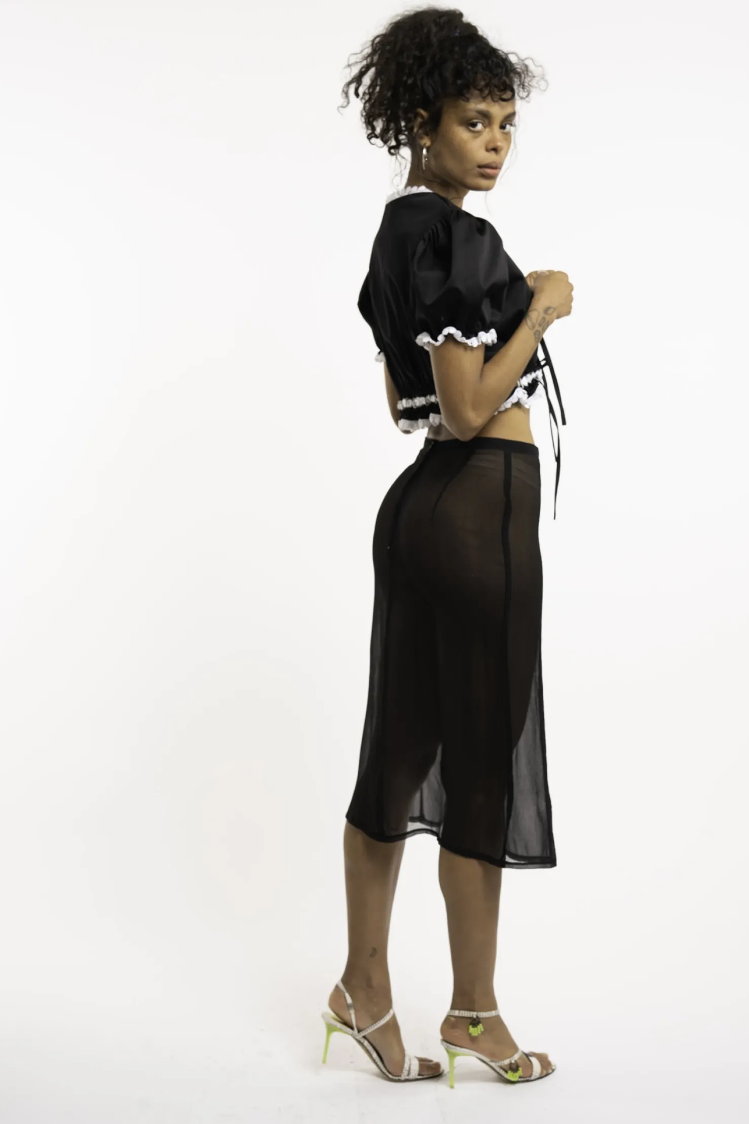 MaisonCléo Blouses>Blouse en coton noir brodée avec des marguerites