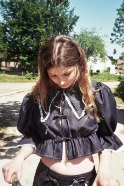 MaisonCléo Blouses>Blouse en denim fin bleu foncé et dentelle de Calais ANGELE