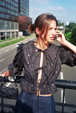 MaisonCléo Blouses>Blouse en laine glitter gris et fleurs roses ANGÈLE