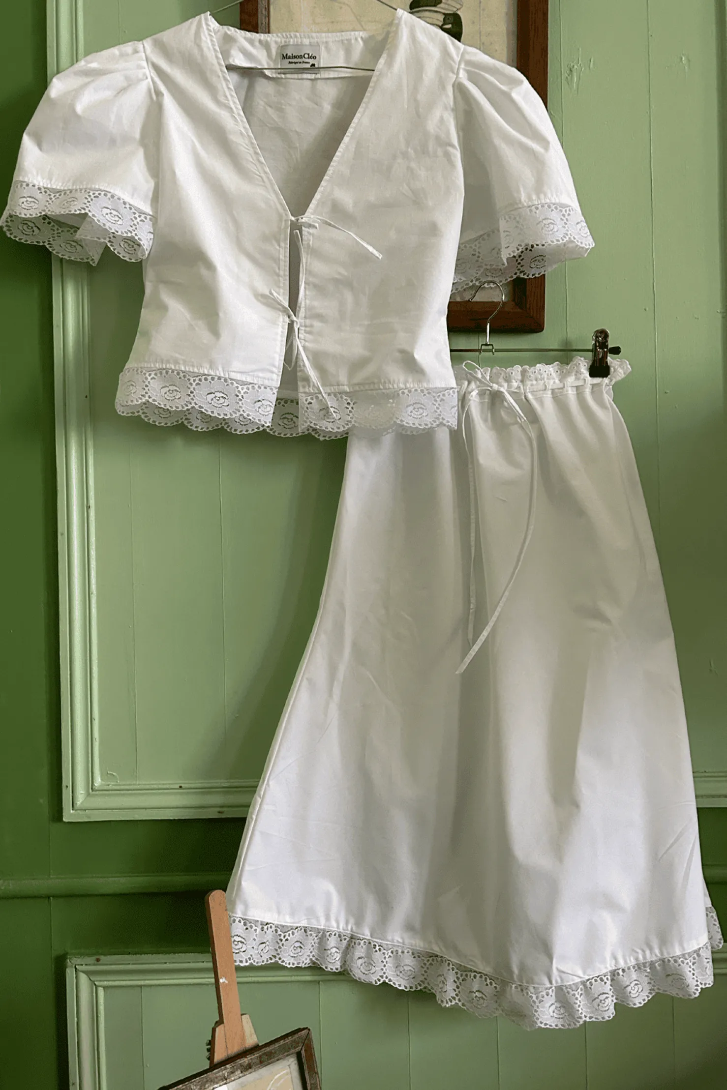 MaisonCléo Blouses|Tops>Blouse VANESSA en coton blanc avec grosses fleurs en dentelle