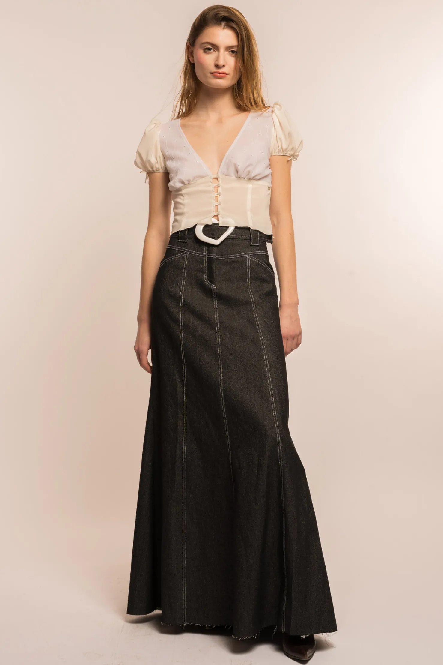 MaisonCléo Jupes>COUP DE FOUDRE défilé LOOK 30 – Jupe maxi en denim foncé pailleté avec ceinture cœur