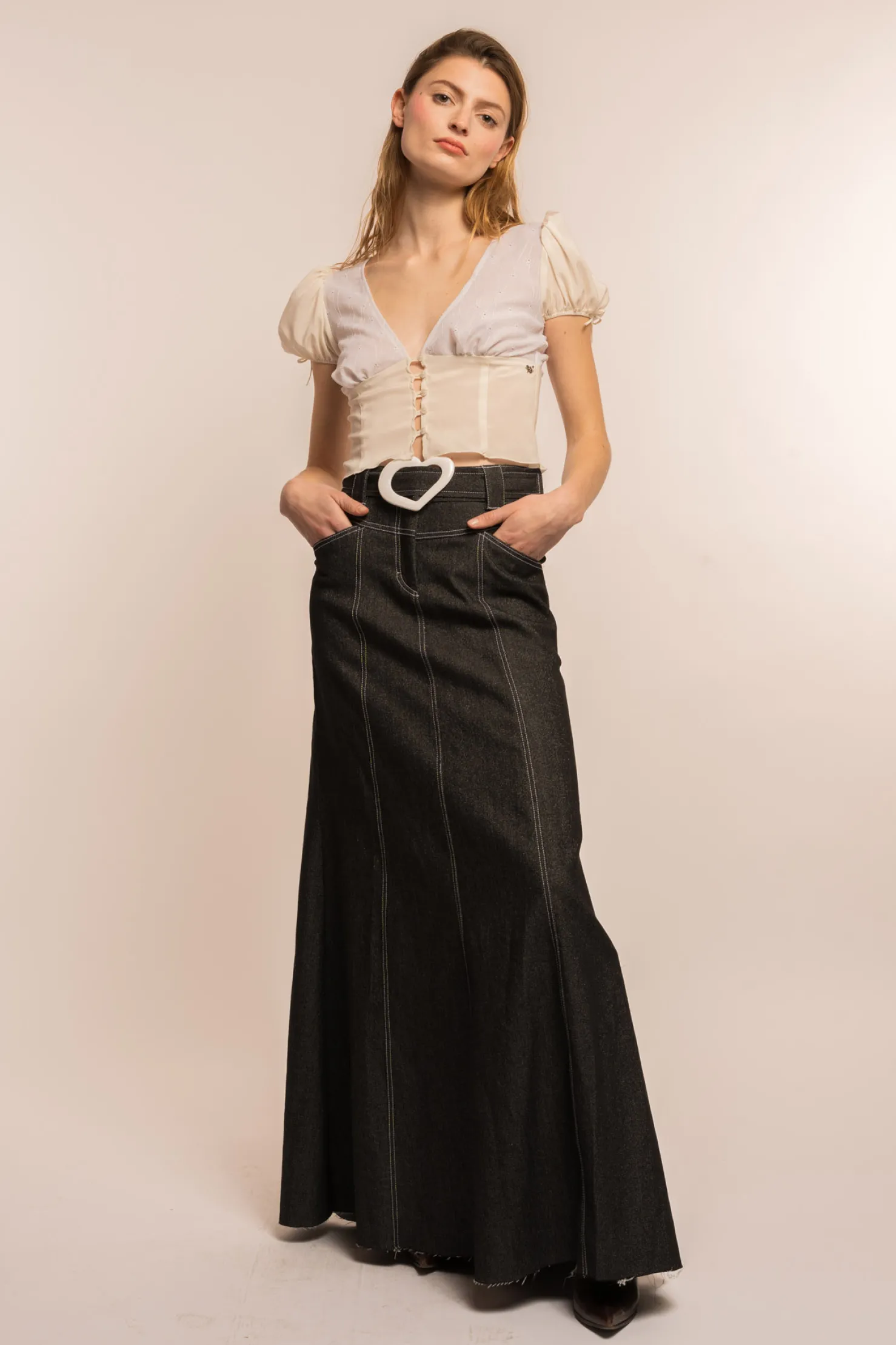 MaisonCléo Jupes>COUP DE FOUDRE défilé LOOK 30 – Jupe maxi en denim foncé pailleté avec ceinture cœur