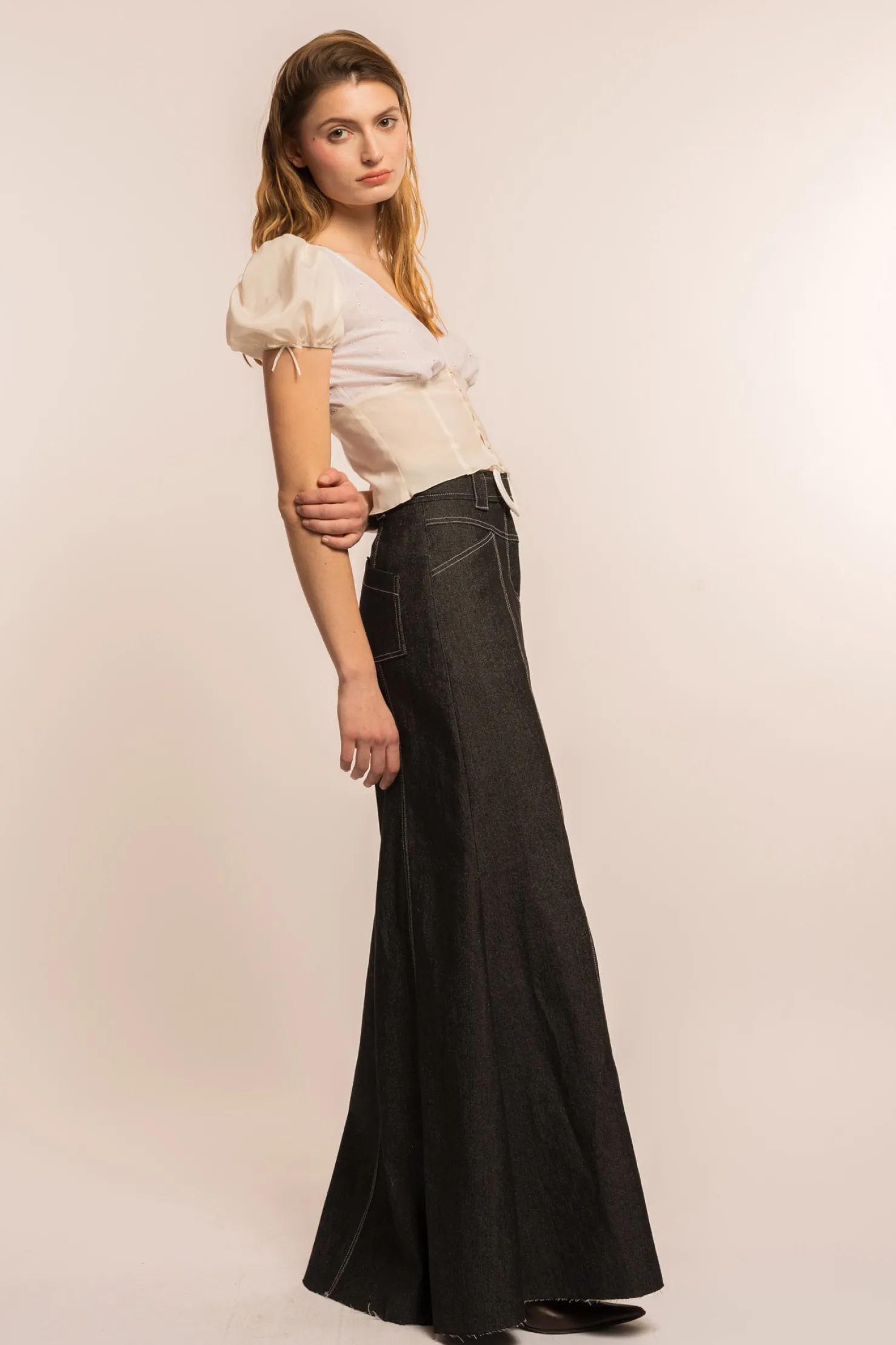 MaisonCléo Jupes>COUP DE FOUDRE défilé LOOK 30 – Jupe maxi en denim foncé pailleté avec ceinture cœur