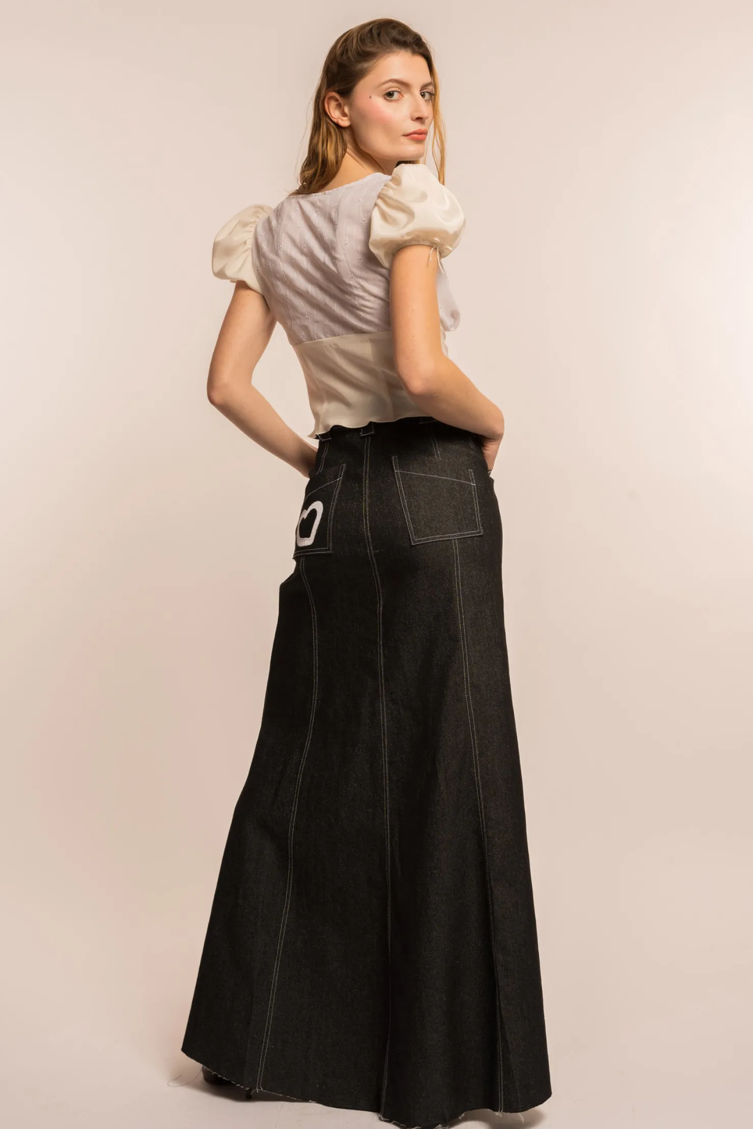 MaisonCléo Jupes>COUP DE FOUDRE défilé LOOK 30 – Jupe maxi en denim foncé pailleté avec ceinture cœur