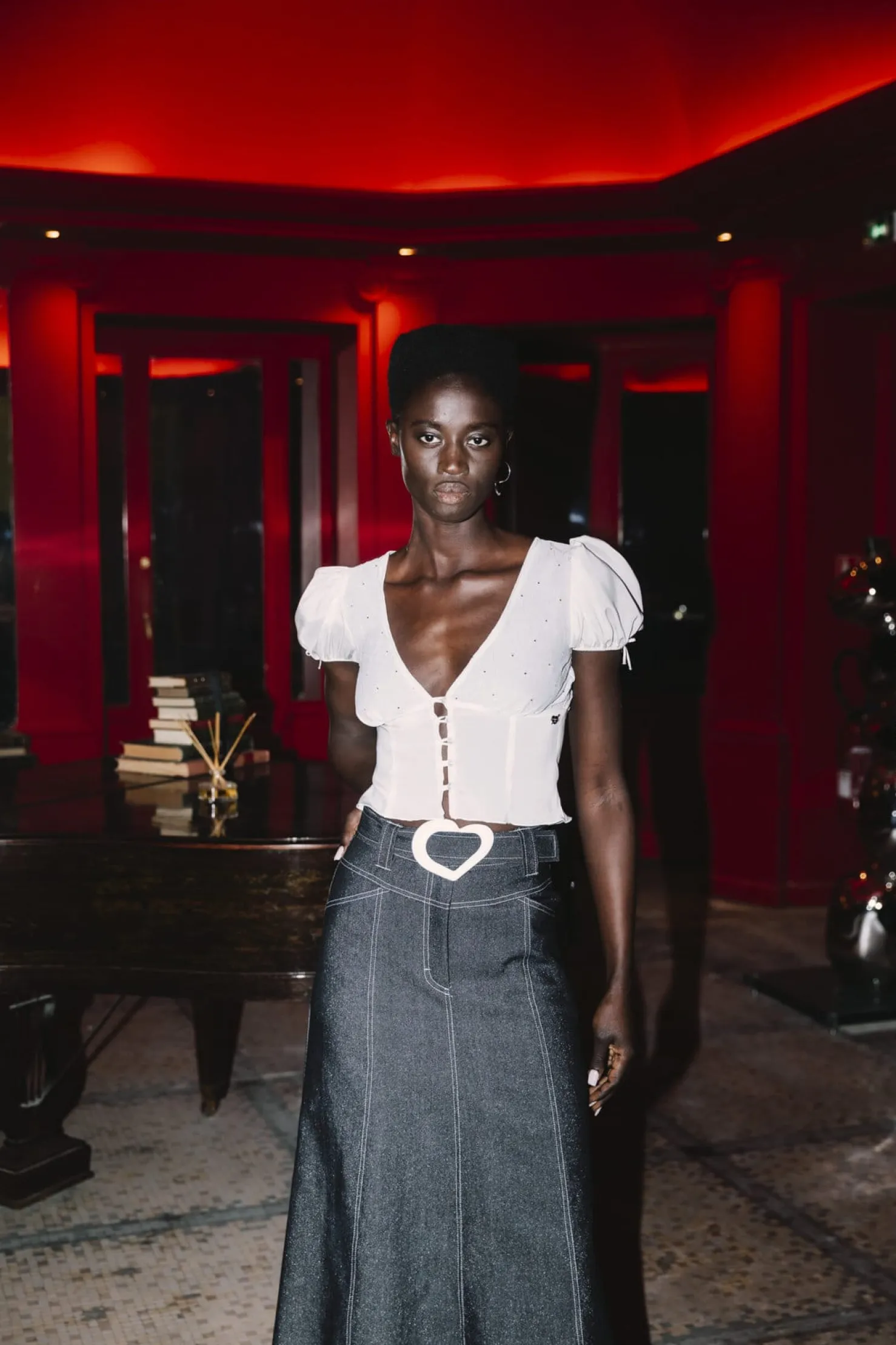 MaisonCléo Jupes>COUP DE FOUDRE défilé LOOK 30 – Jupe maxi en denim foncé pailleté avec ceinture cœur