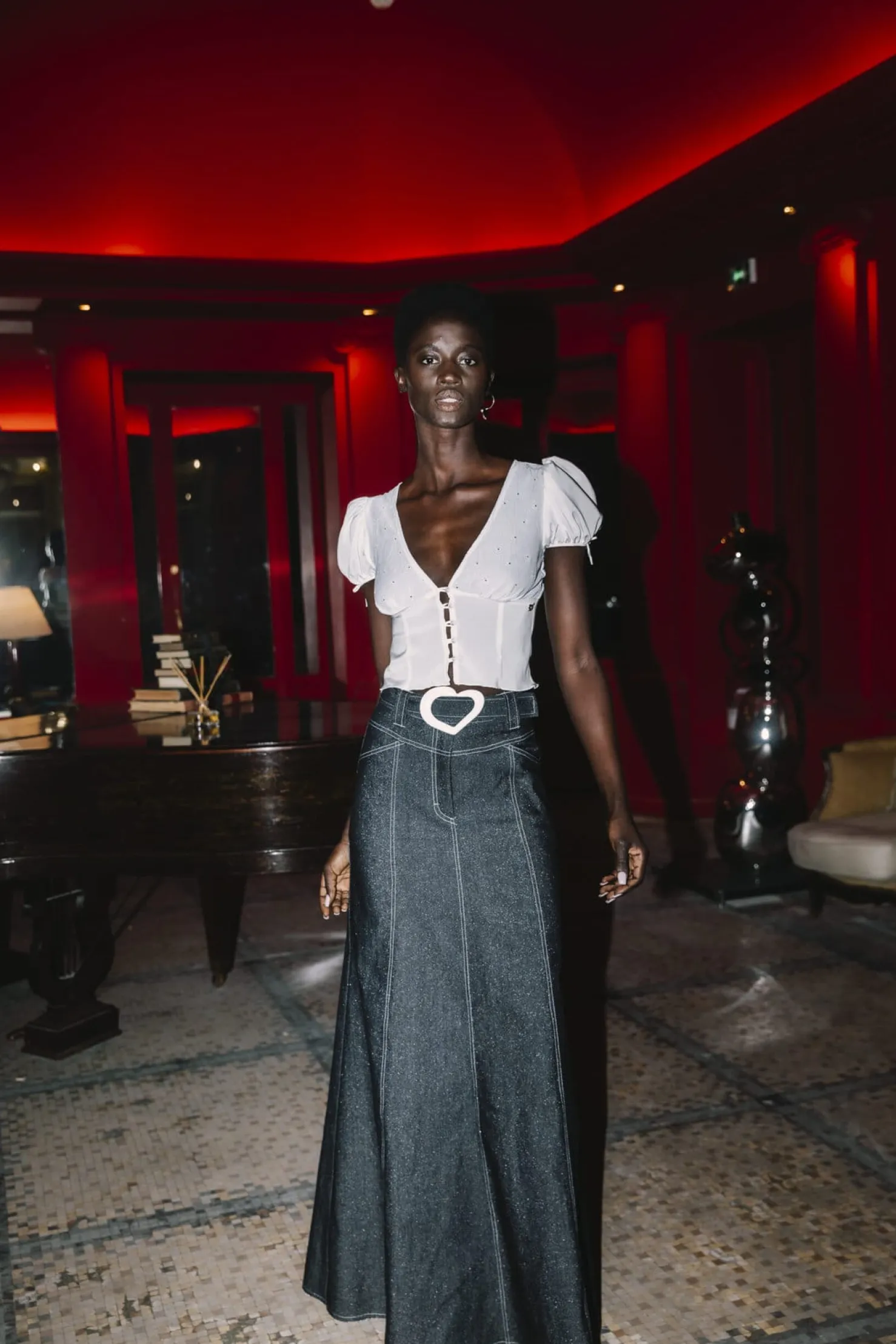 MaisonCléo Jupes>COUP DE FOUDRE défilé LOOK 30 – Jupe maxi en denim foncé pailleté avec ceinture cœur