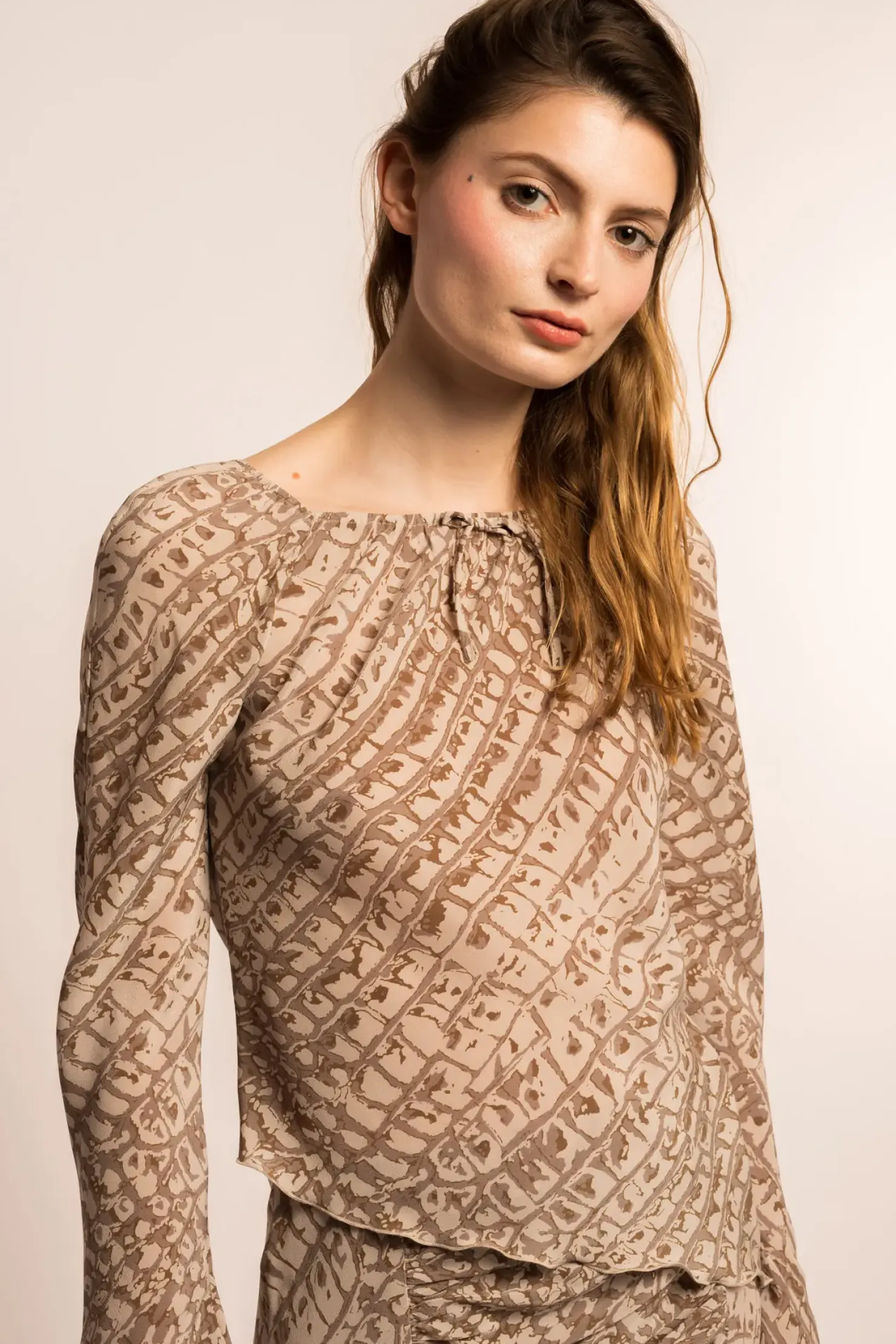 MaisonCléo Jupes>COUP DE FOUDRE défilé LOOK 29 – Top asymétrique en mousseline volanté à imprimé crocodile
