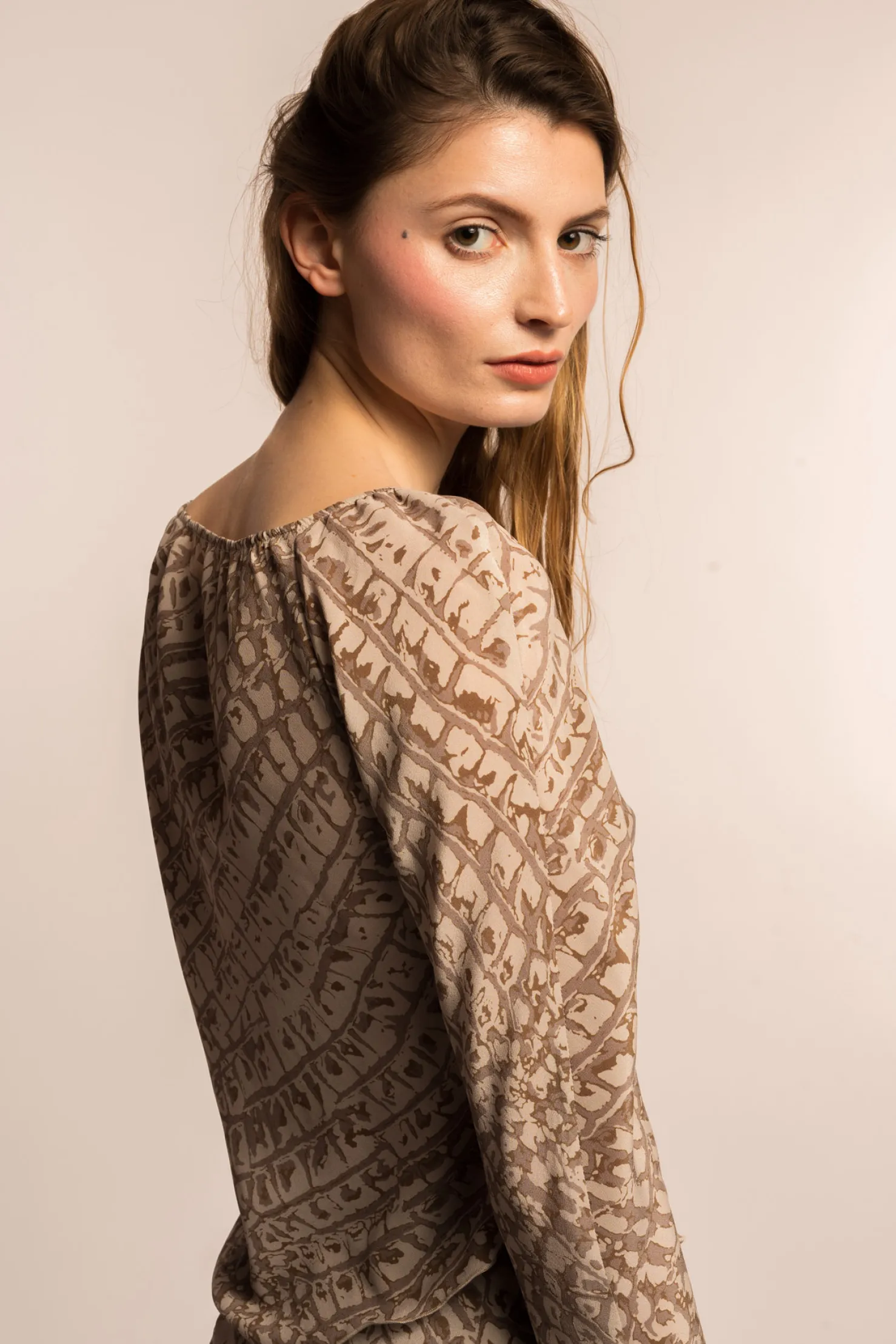 MaisonCléo Jupes>COUP DE FOUDRE défilé LOOK 29 – Top asymétrique en mousseline volanté à imprimé crocodile