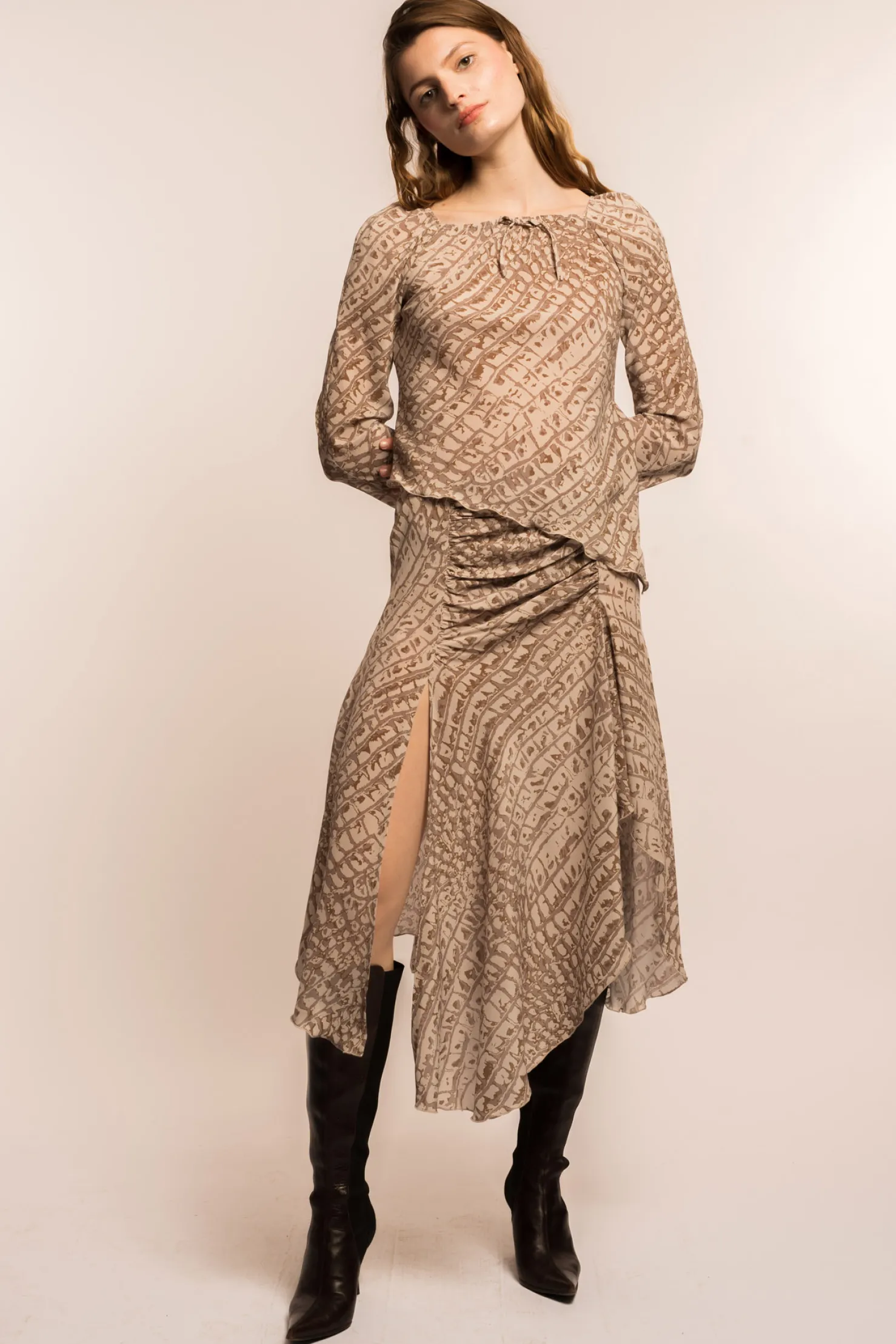 MaisonCléo Jupes>COUP DE FOUDRE défilé LOOK 29 – Top asymétrique en mousseline volanté à imprimé crocodile