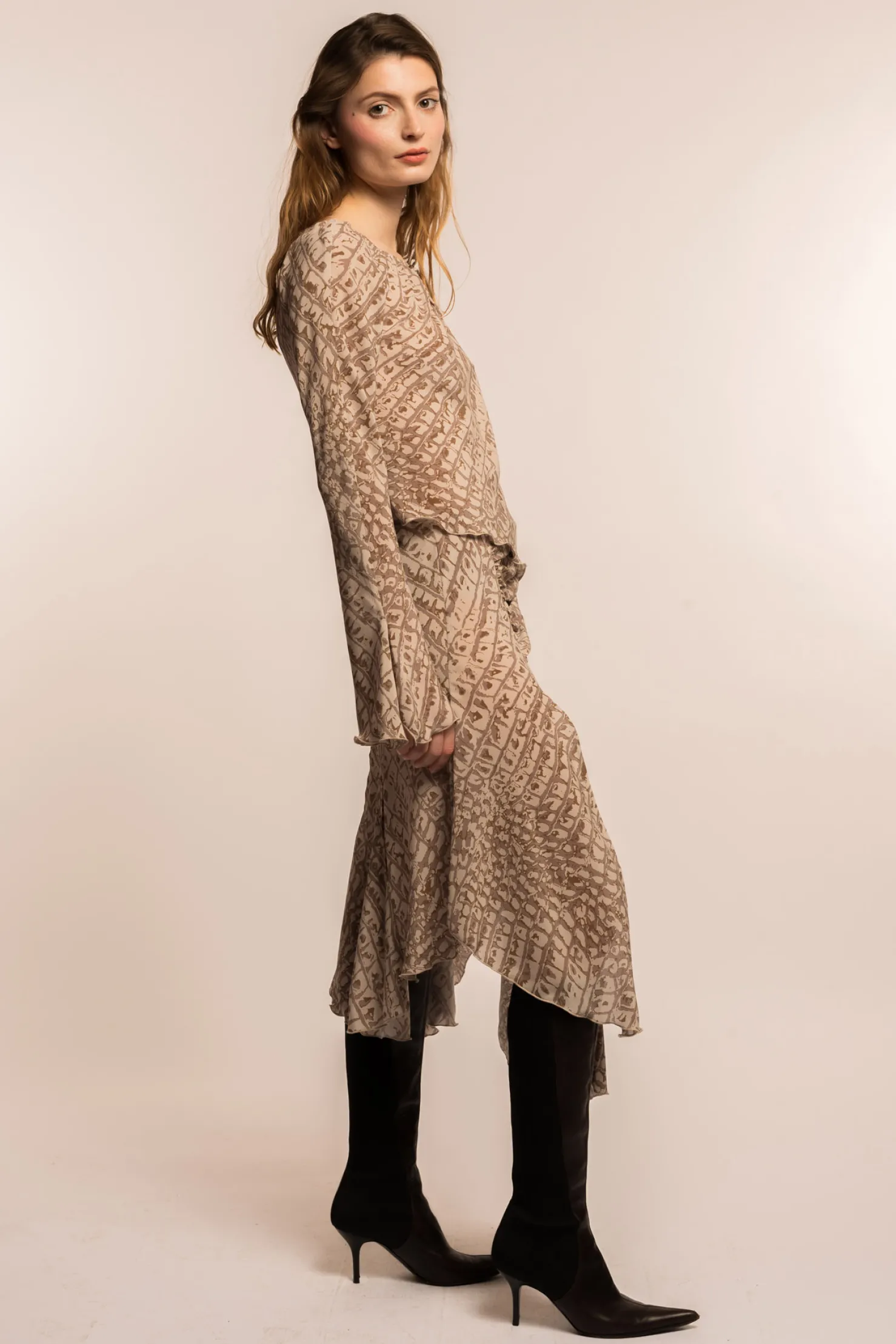 MaisonCléo Jupes>COUP DE FOUDRE défilé LOOK 29 – Top asymétrique en mousseline volanté à imprimé crocodile