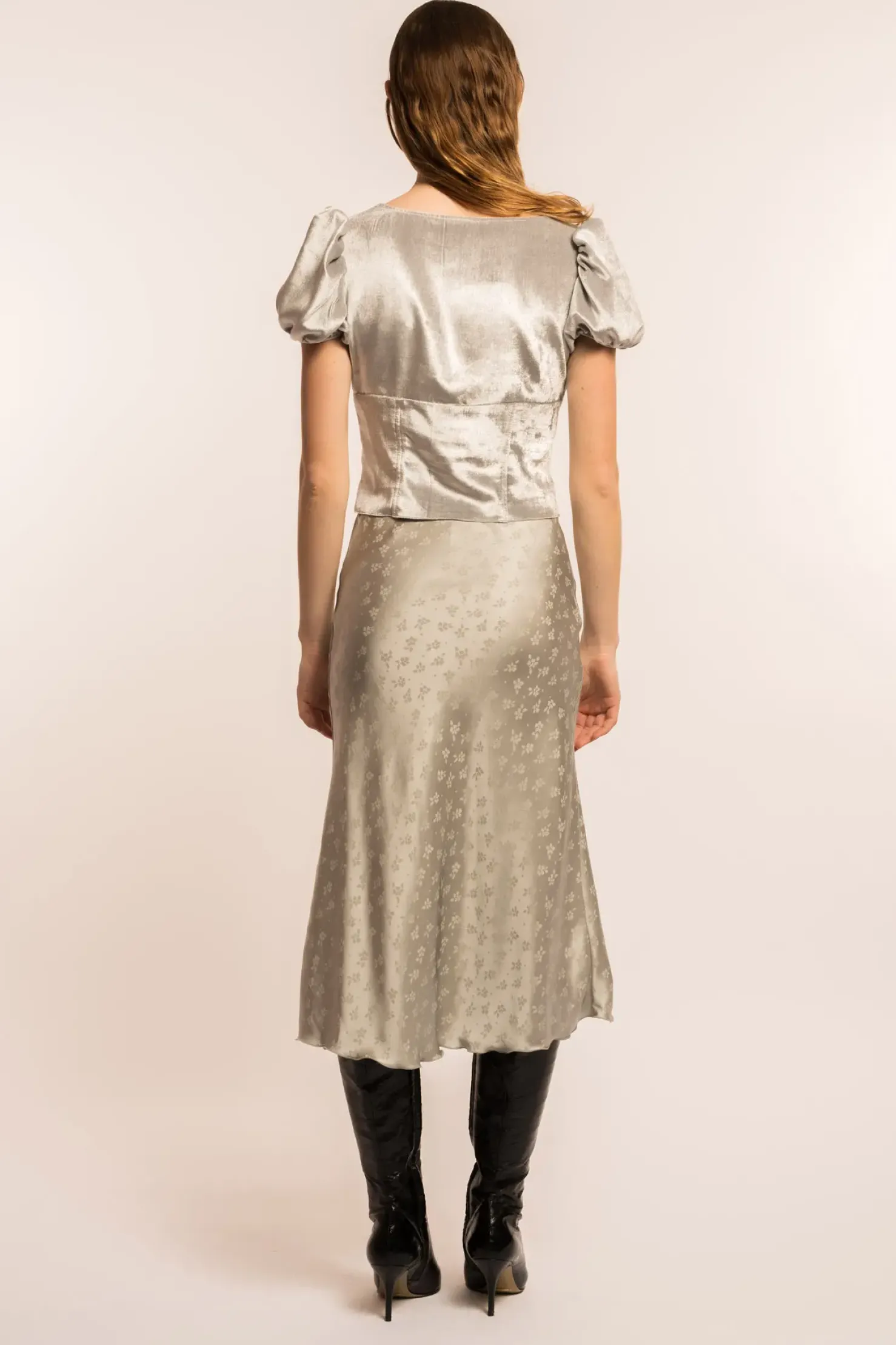 MaisonCléo Jupes>COUP DE FOUDRE défilé LOOK 17 – Jupe mi-longue en satin de soie argentée fleurie ton sur ton