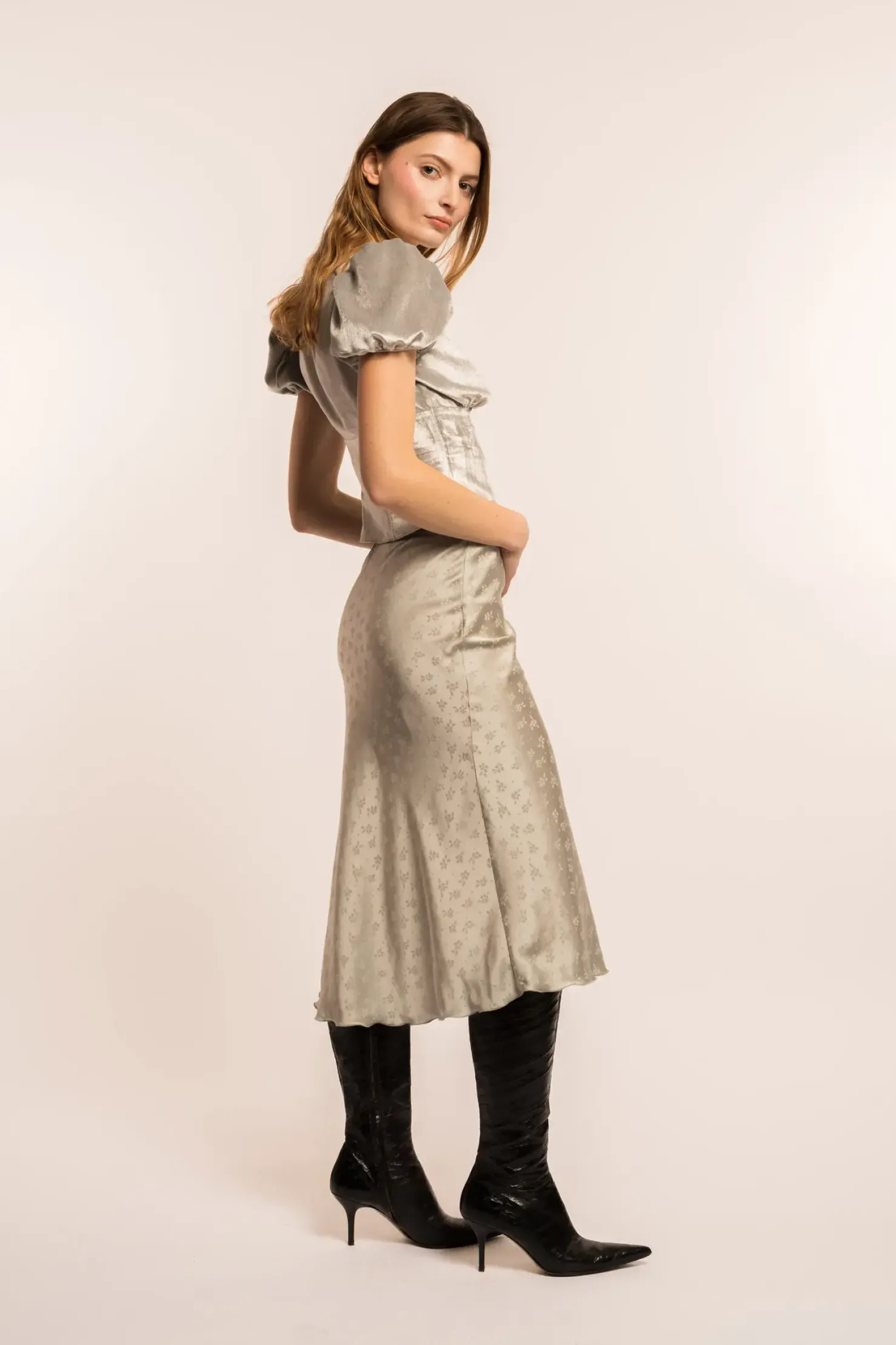 MaisonCléo Jupes>COUP DE FOUDRE défilé LOOK 17 – Jupe mi-longue en satin de soie argentée fleurie ton sur ton