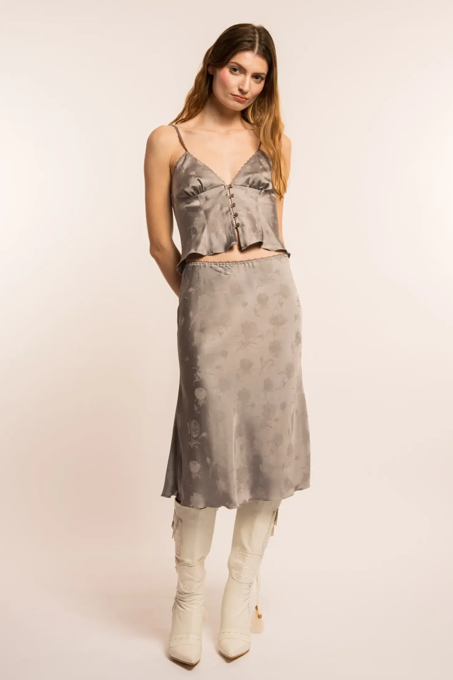 MaisonCléo Jupes>COUP DE FOUDRE défilé LOOK 6 – Jupe mi-longue en satin de soie argenté ton-sur-ton à motif roses