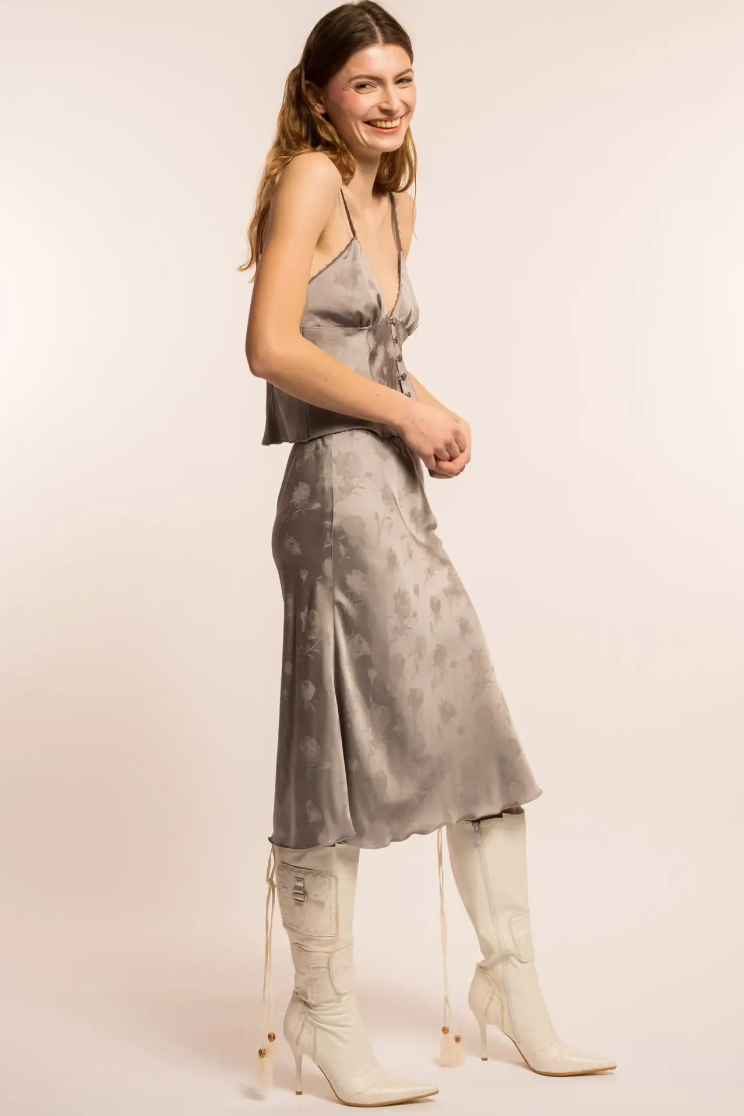 MaisonCléo Jupes>COUP DE FOUDRE défilé LOOK 6 – Jupe mi-longue en satin de soie argenté ton-sur-ton à motif roses