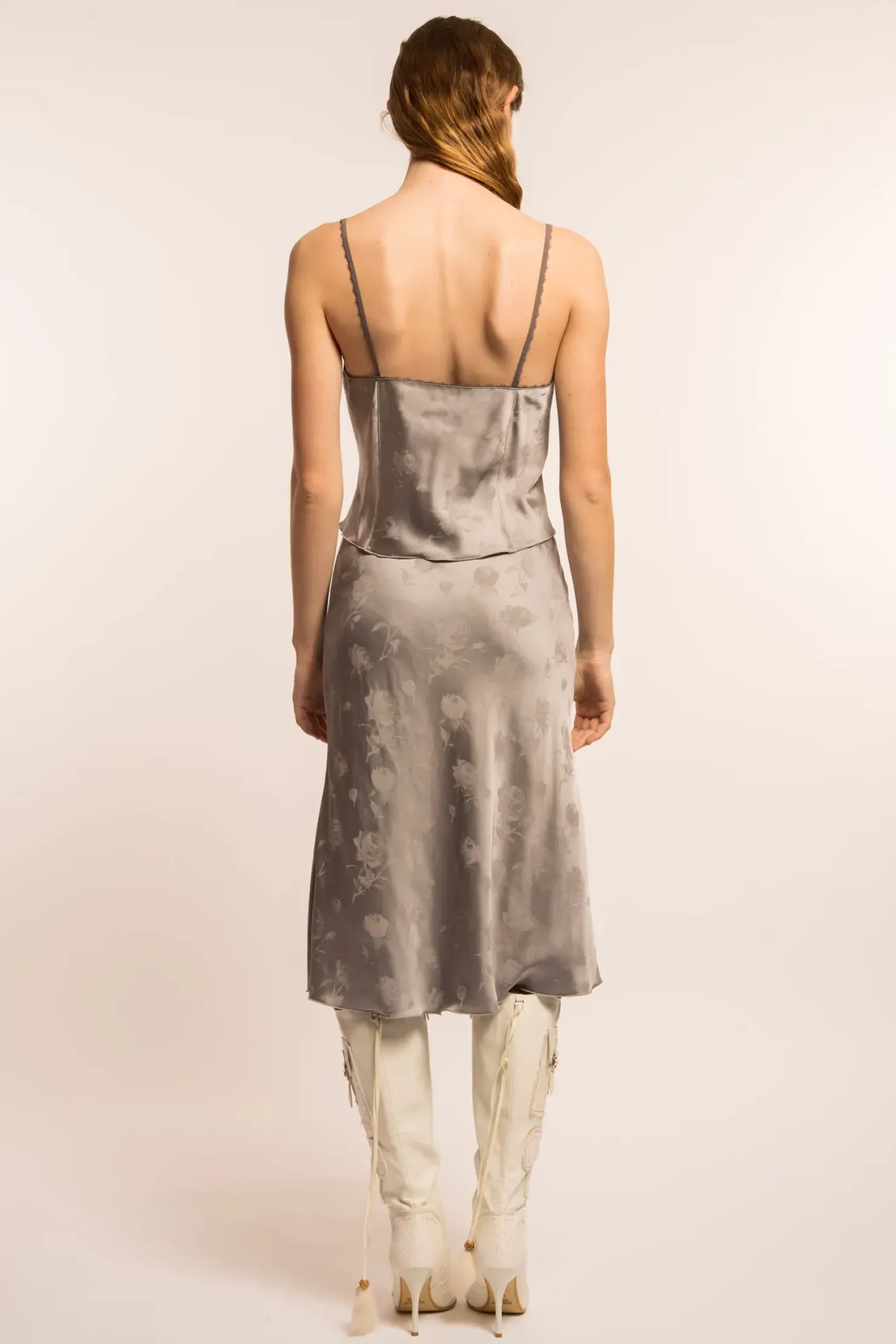 MaisonCléo Jupes>COUP DE FOUDRE défilé LOOK 6 – Jupe mi-longue en satin de soie argenté ton-sur-ton à motif roses
