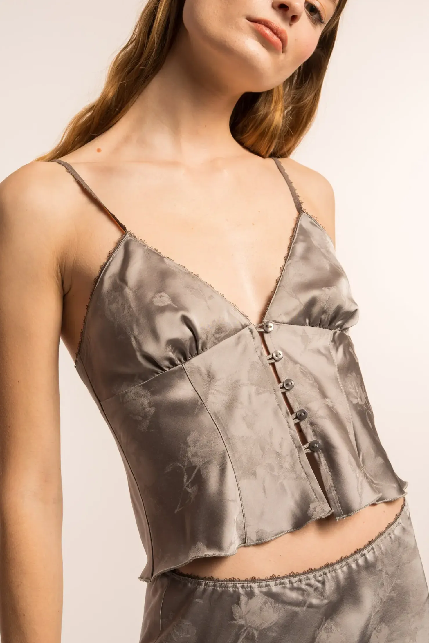 MaisonCléo Jupes>COUP DE FOUDRE défilé LOOK 6 – Jupe mi-longue en satin de soie argenté ton-sur-ton à motif roses