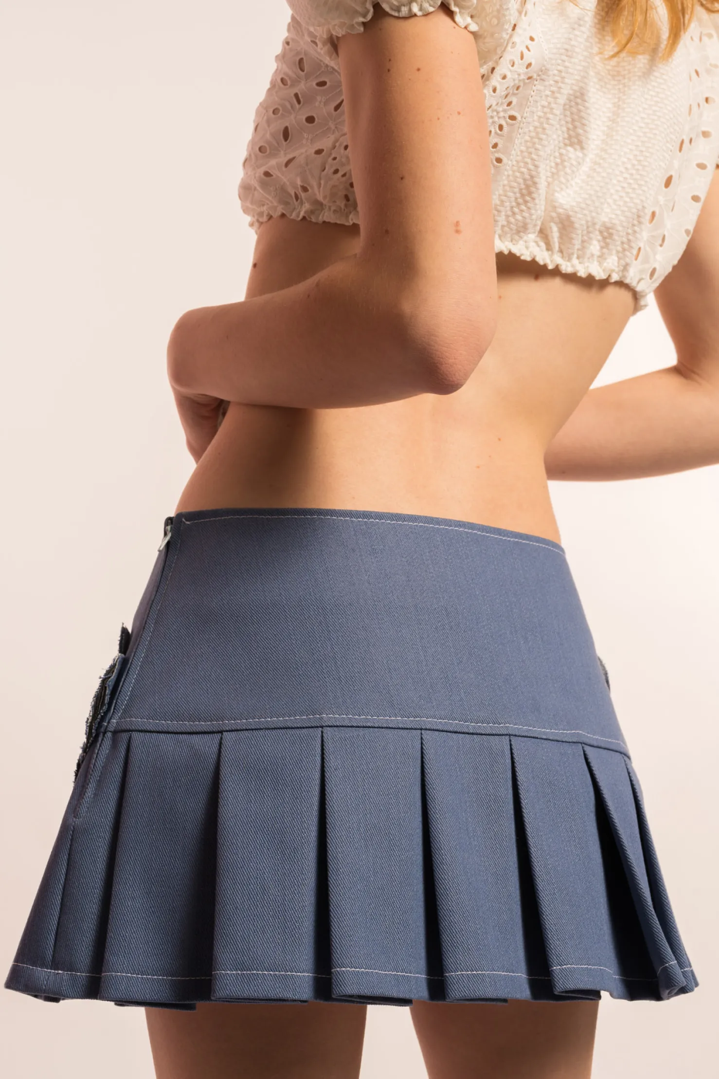 MaisonCléo Jupes>COUP DE FOUDRE défilé LOOK 2 – Mini jupe plissée en denim clair et détail coeurs plaqués