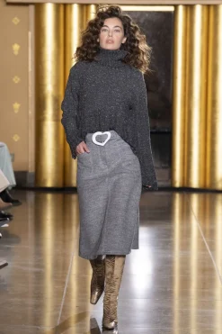 MaisonCléo Mailles|Jupes>COUP DE FOUDRE défilé LOOK 12 – Jupe midi en laine grise et ceinture coeur