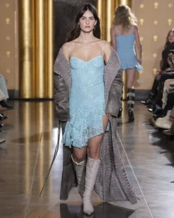 MaisonCléo Vestes / Manteaux>COUP DE FOUDRE défilé LOOK 22 – Manteau maxi gris en faux cuir de mouton retourné et fausse fourrure