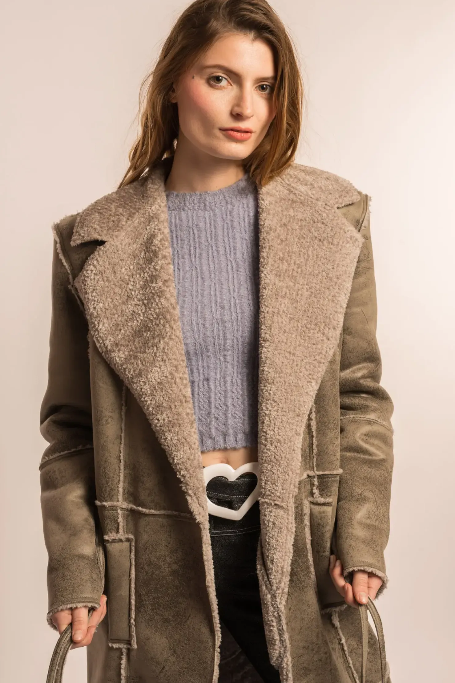 MaisonCléo Vestes / Manteaux>COUP DE FOUDRE défilé LOOK 22 – Manteau maxi gris en faux cuir de mouton retourné et fausse fourrure