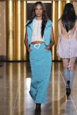 MaisonCléo Vestes / Manteaux>COUP DE FOUDRE défilé LOOK 19 – Veste courte sans manches matelassée satinée bleu turquoise