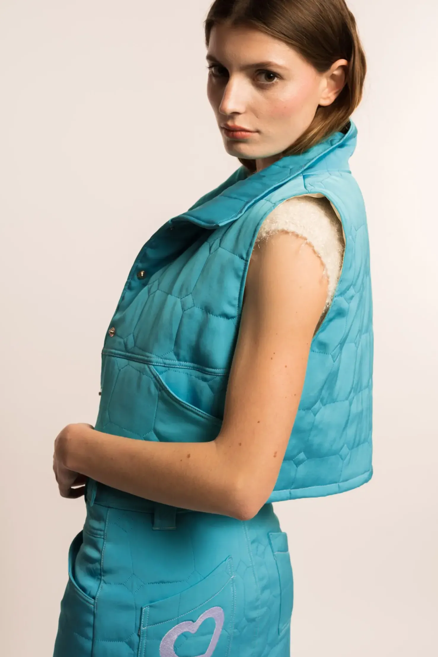 MaisonCléo Vestes / Manteaux>COUP DE FOUDRE défilé LOOK 19 – Veste courte sans manches matelassée satinée bleu turquoise