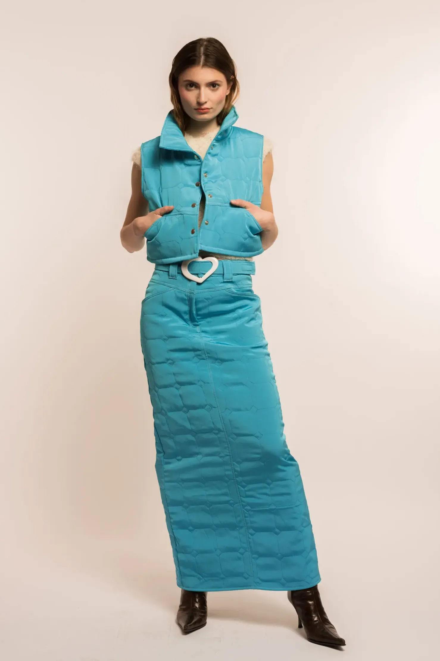 MaisonCléo Vestes / Manteaux>COUP DE FOUDRE défilé LOOK 19 – Veste courte sans manches matelassée satinée bleu turquoise