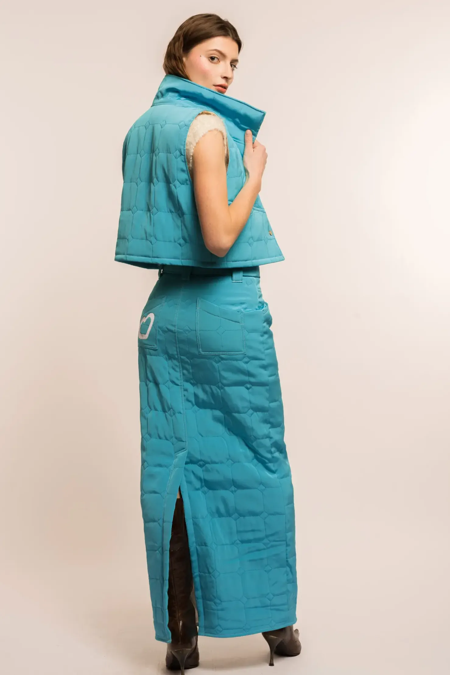 MaisonCléo Vestes / Manteaux>COUP DE FOUDRE défilé LOOK 19 – Veste courte sans manches matelassée satinée bleu turquoise