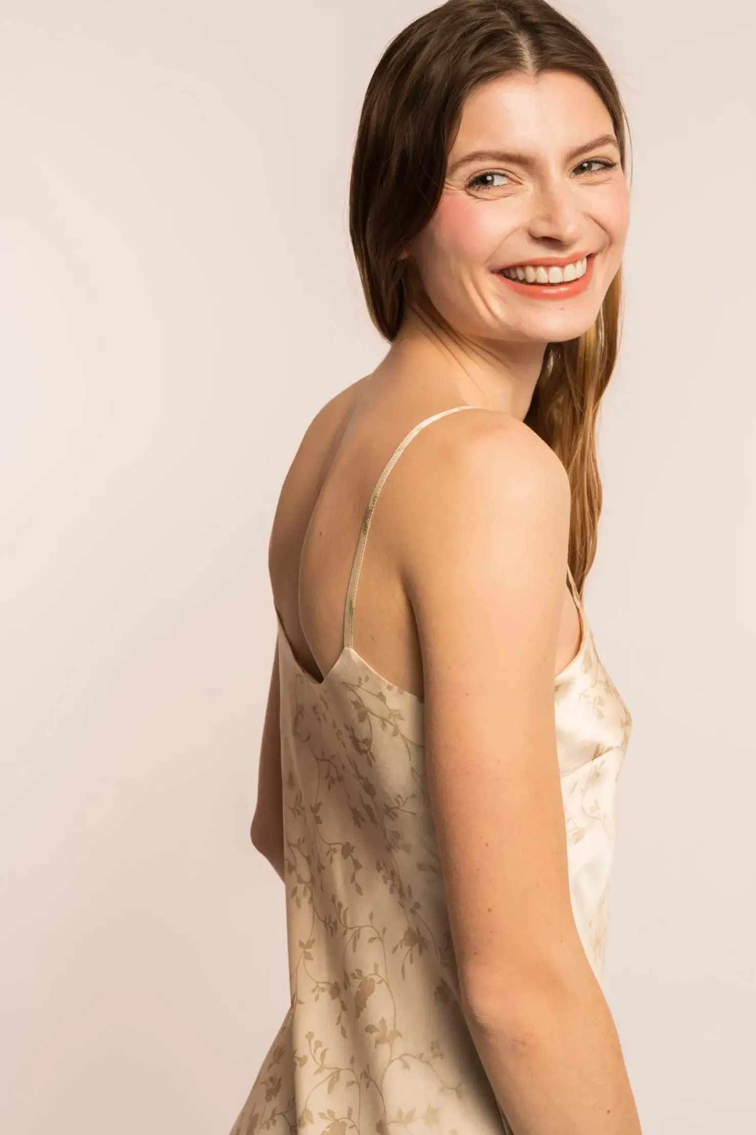 MaisonCléo Robes>COUP DE FOUDRE défilé LOOK 24 – Robe babydoll en satin de soie doré à motif fleuries