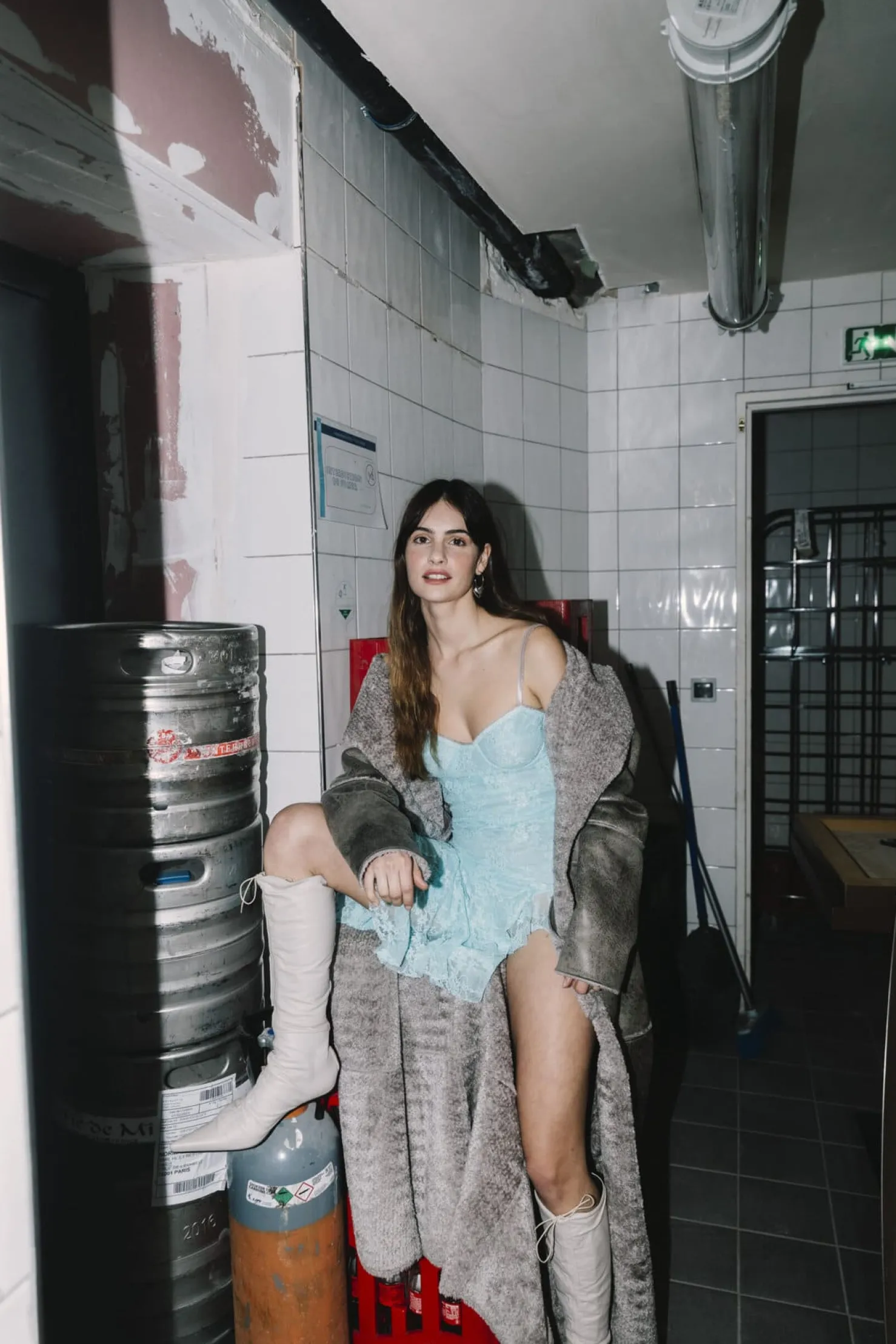 MaisonCléo Robes>COUP DE FOUDRE défilé LOOK 22 – Robe à bretelles avec armature en dentelle bleu océan brillante volantée
