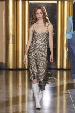 MaisonCléo Robes>COUP DE FOUDRE défilé LOOK 4 – Longue robe asymétrique à motif camouflage brillant