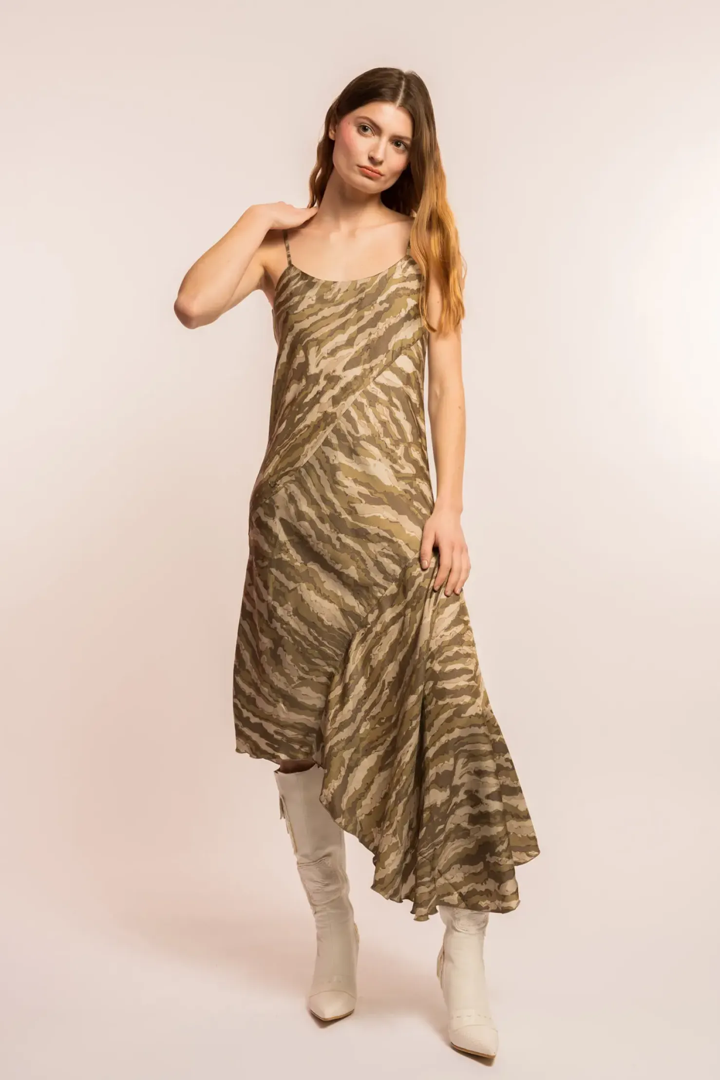 MaisonCléo Robes>COUP DE FOUDRE défilé LOOK 4 – Longue robe asymétrique à motif camouflage brillant