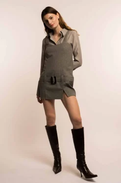 MaisonCléo Robes>COUP DE FOUDRE défilé LOOK 13 – Robe courte ceinturée en laine grise à rayures seconde version